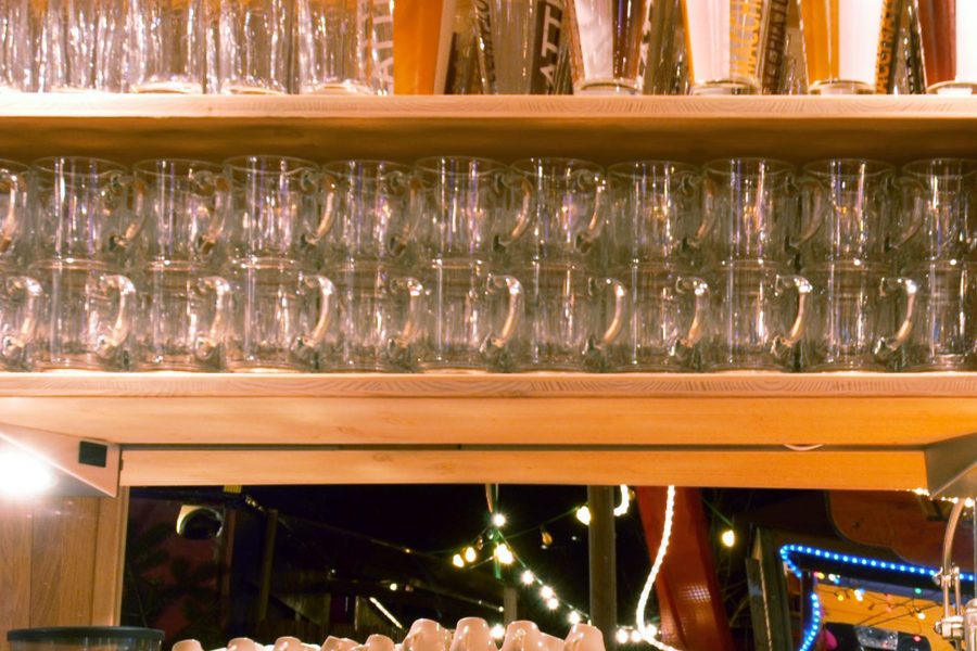 Gläser und Tassen in den Regalen der bio-bar