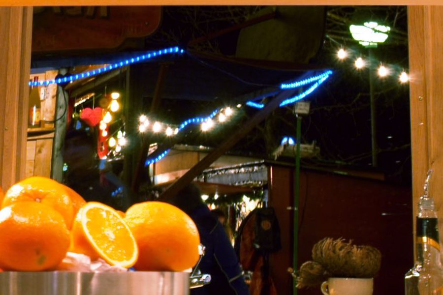 Die Lichter des Christkindlmarkts vom Stand aus gesehen